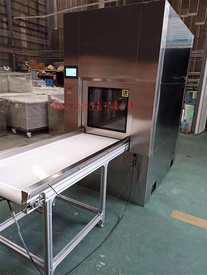 輸送帶傳遞窗還可吹淋被傳遞物品的表面，防止物品可能攜帶塵埃進入潔凈室。